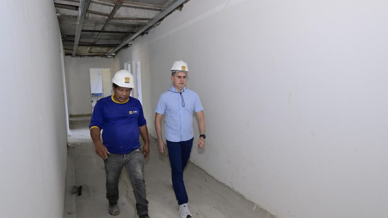 Prefeito David Almeida fiscaliza obras da UBS Dom Milton com estrutura de porte 4 e confirma inauguração para o mês de outubro