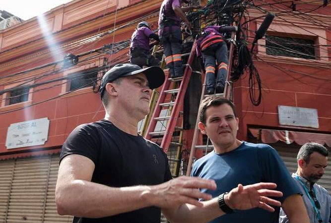 Prefeito David Almeida acompanha mais uma ação inédita do ‘Mutirão no Centro’ e fiscaliza retirada de ‘cabos mortos’ para combater a poluição visual