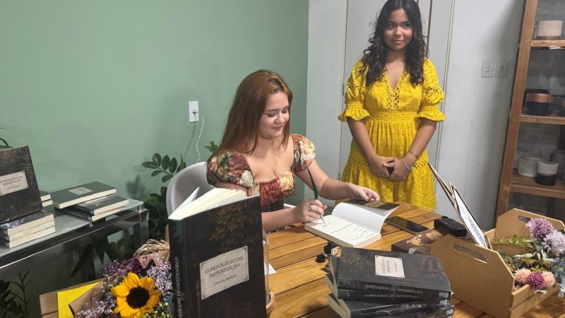 Aos 17 anos, escritora Victória Barbosa lança seu primeiro livro em Manaus