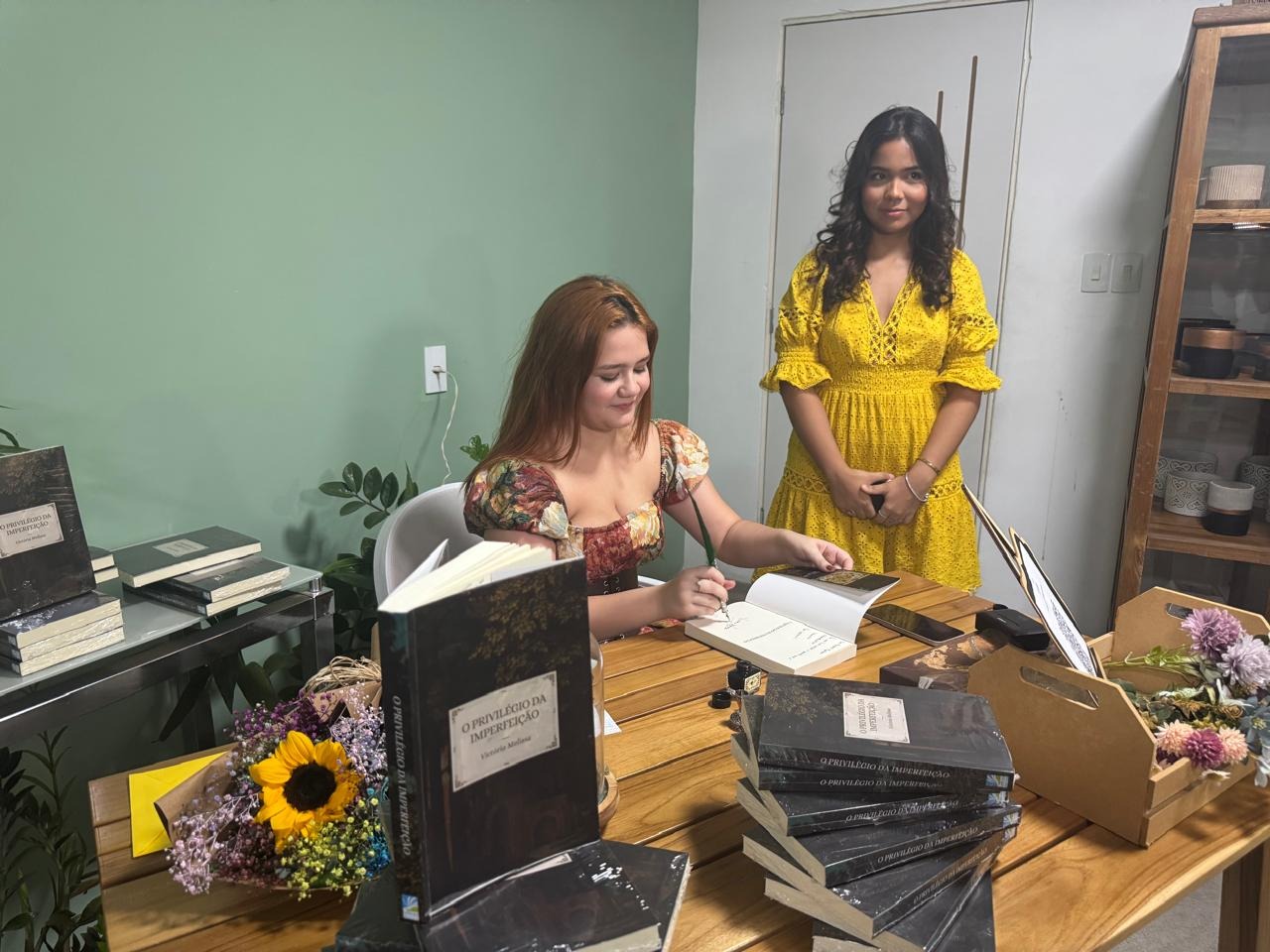 Aos 17 anos, escritora Victória Barbosa lança seu primeiro livro em Manaus
