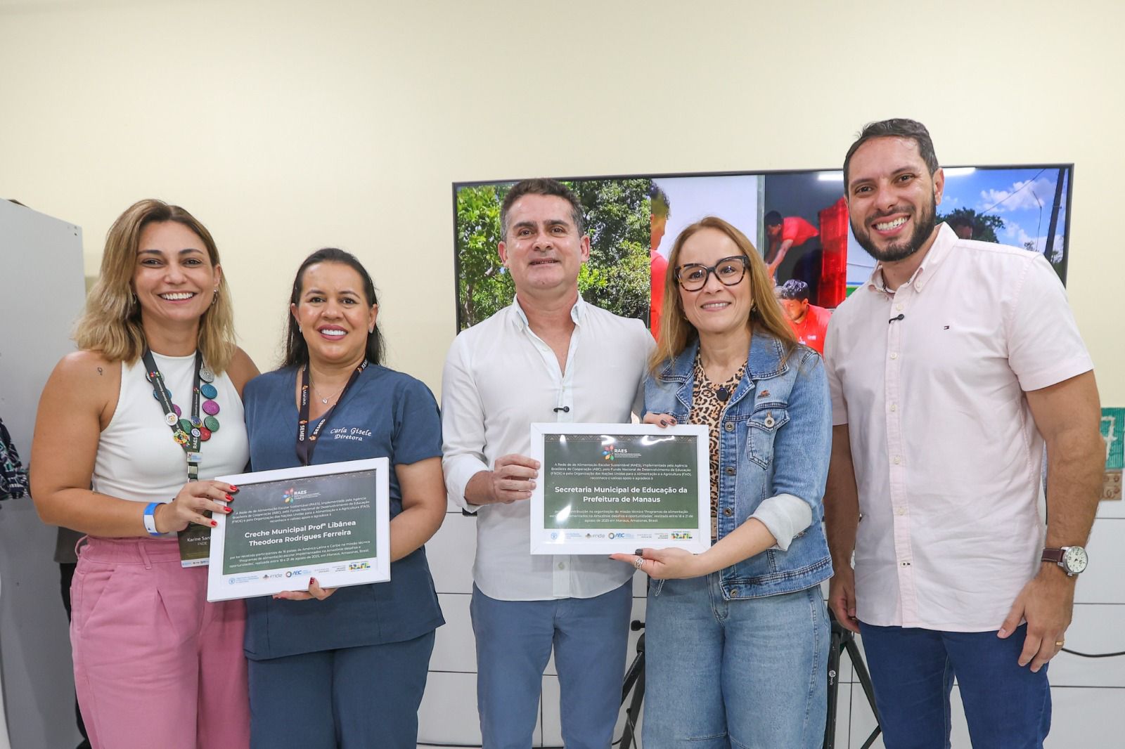 Prefeito David Almeida recebe delegações de 15 países para mostrar modelo inovador que atende 250 mil alunos e valoriza a agricultura familiar