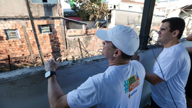 Prefeito David Almeida visita área atingida por incêndio no Morro da Liberdade e aciona programa ‘Casa Manauara’ para reparos