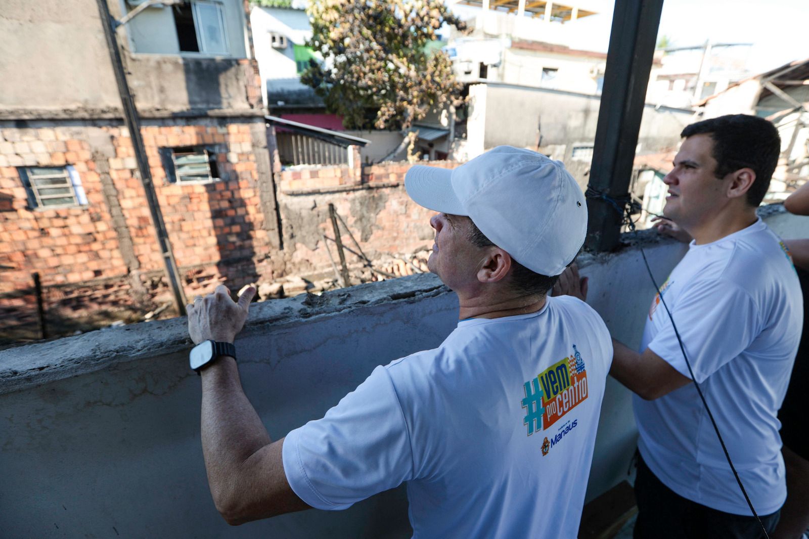 Prefeito David Almeida visita área atingida por incêndio no Morro da Liberdade e aciona programa ‘Casa Manauara’ para reparos