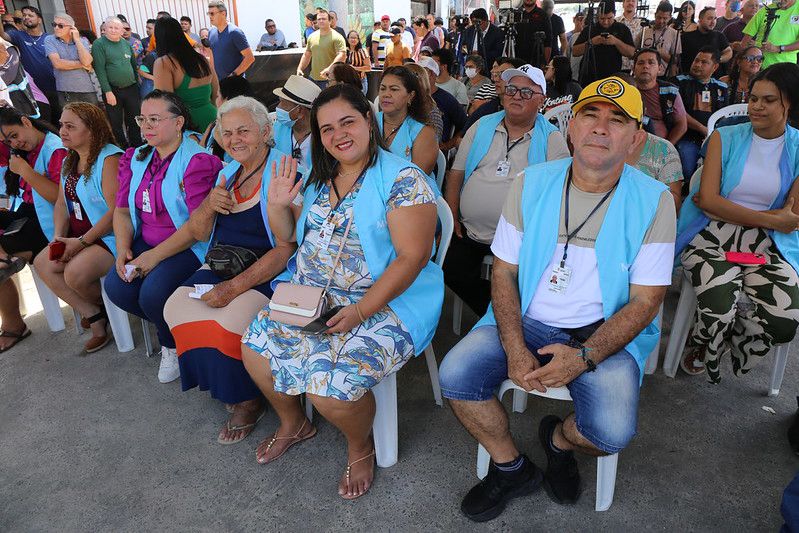 No Dia do Feirante, prefeito David Almeida entrega 1ª etapa da nova praça de alimentação da feira da Manaus Moderna
