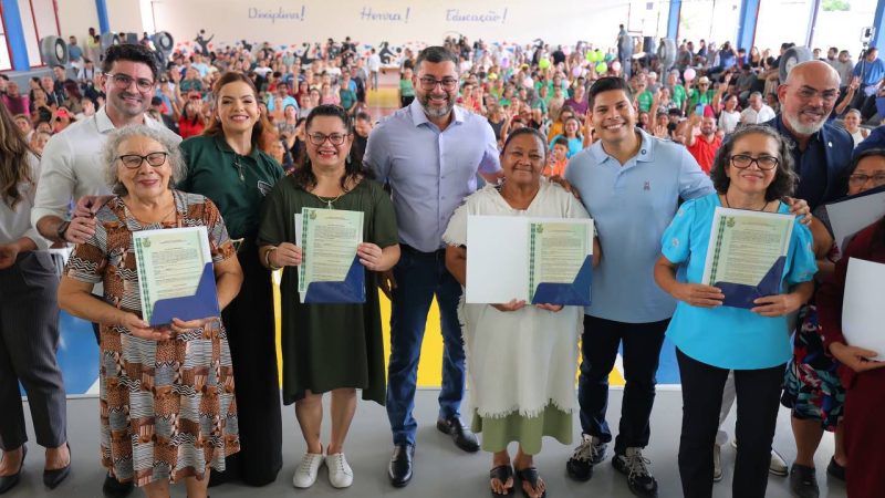 Governador Wilson Lima entrega 600 títulos definitivos e programa já beneficia mais de 20,8 mil famílias com regularização fundiária