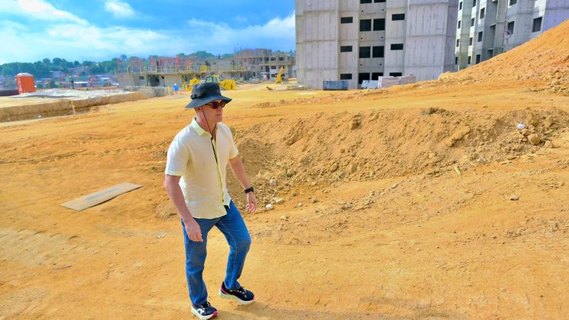 Prefeito David Almeida destaca avanço das obras do residencial Mário Haddad, na avenida do Turismo