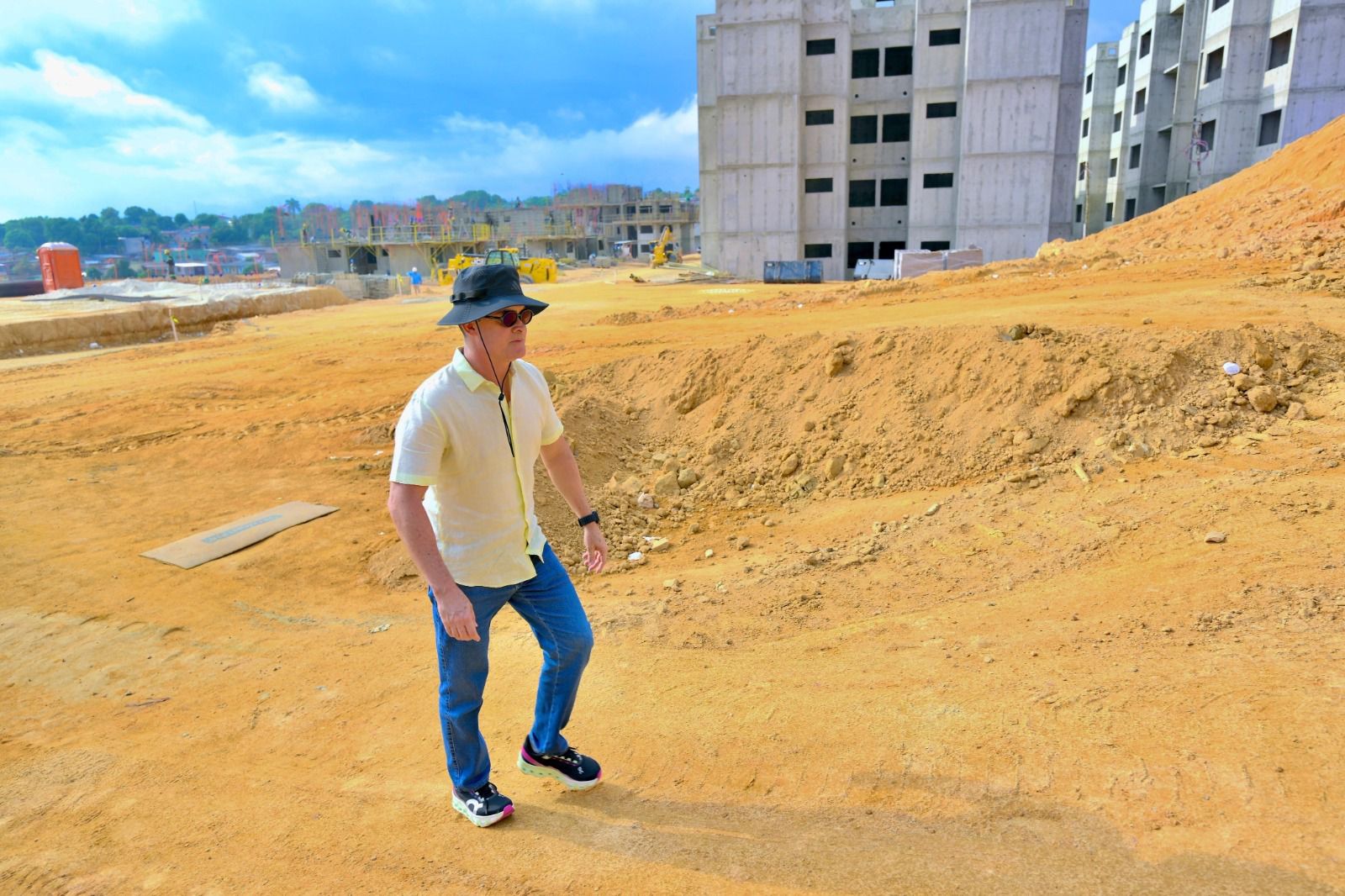 Prefeito David Almeida destaca avanço das obras do residencial Mário Haddad, na avenida do Turismo