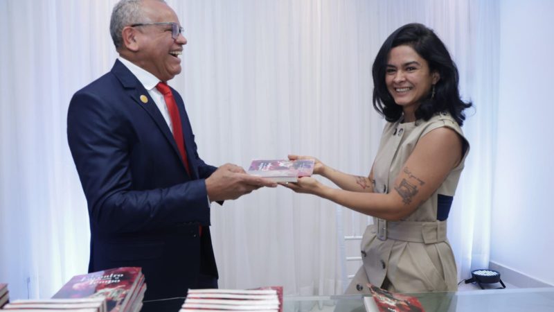 Edson Gonzaga e Priscila Kempen emocionam leitores no lançamento de ‘Um Encontro com o Tempo