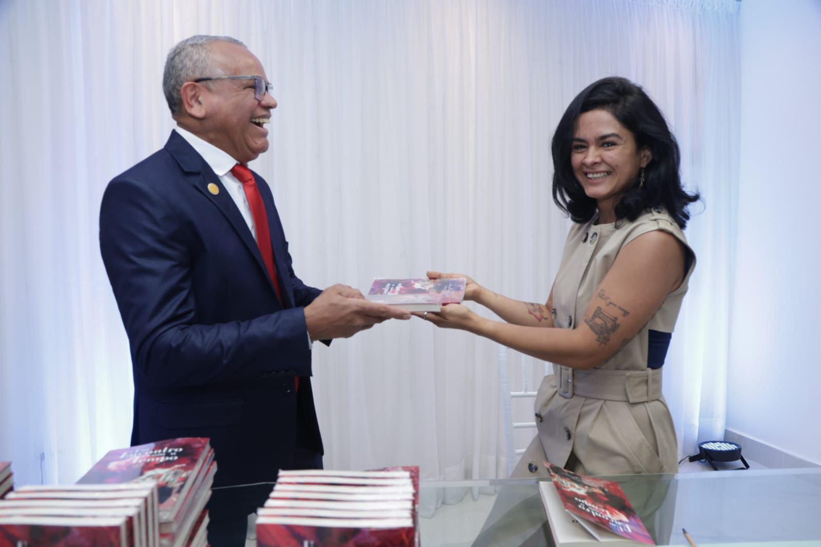 Edson Gonzaga e Priscila Kempen emocionam leitores no lançamento de ‘Um Encontro com o Tempo