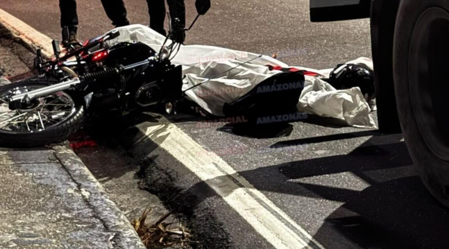 Motociclista morre ao ter cabeça estourada por carreta na Zona Sul de Manaus