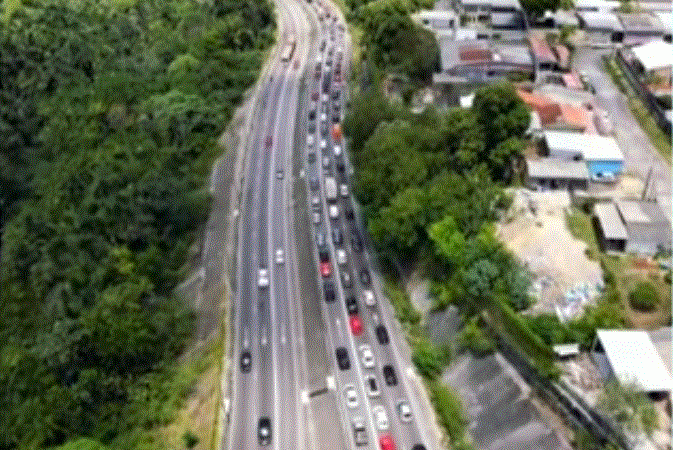 Tombamento de carreta em avenida de Manaus gera grande engarrafamento
