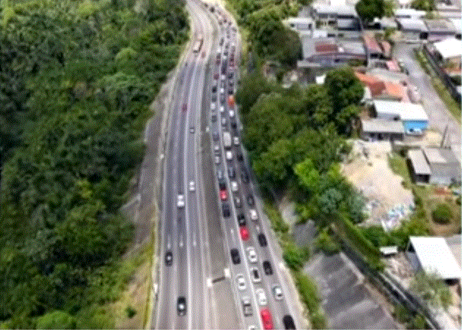 Tombamento de carreta em avenida de Manaus gera grande engarrafamento