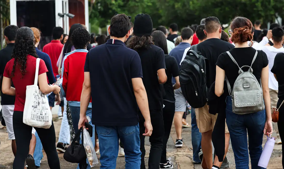 Renda baixa e racismo impedem conclusão do ensino básico, diz pesquisa