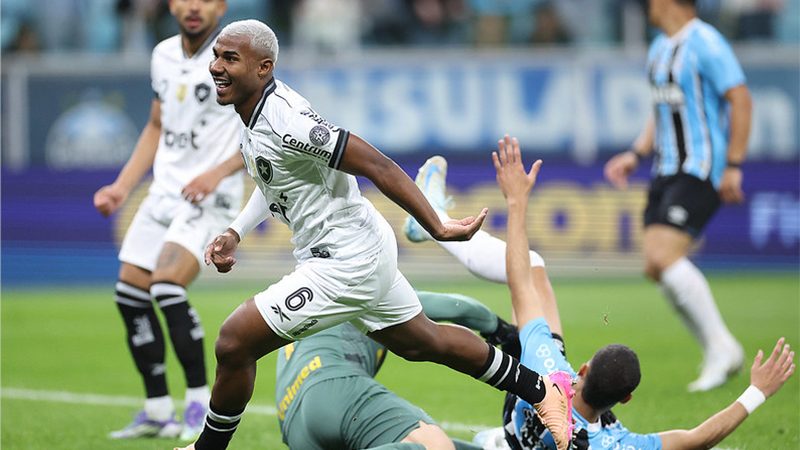 Botafogo sai na frente, mas Grêmio empata com pênalti polêmico