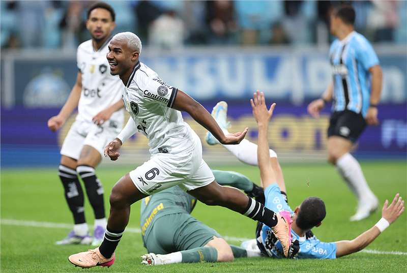 Botafogo sai na frente, mas Grêmio empata com pênalti polêmico