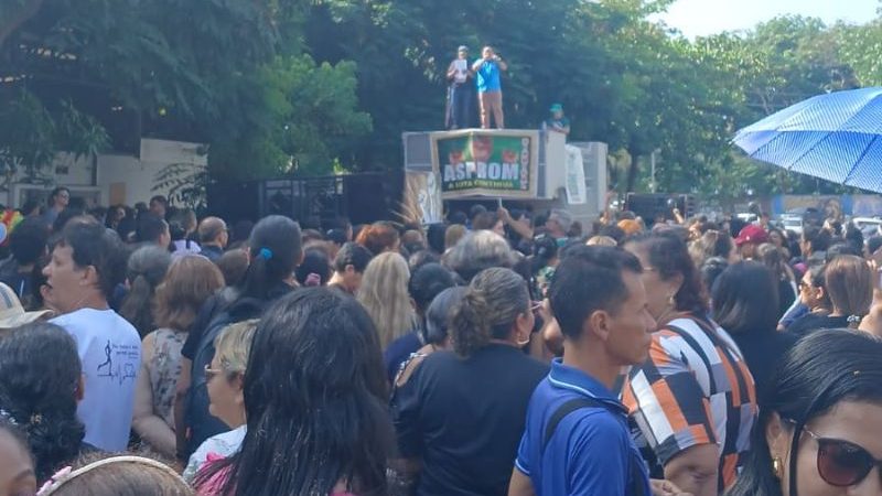 Professores protestam contra aumento da idade mínima de aposentadoria