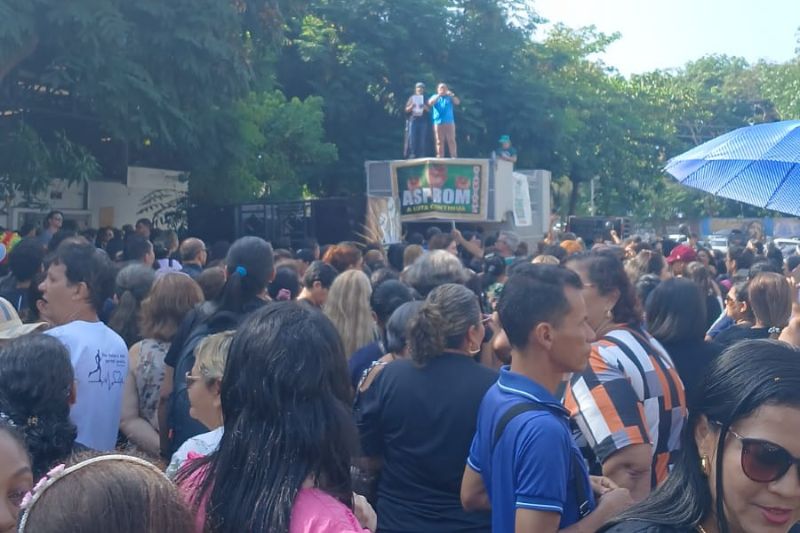 Professores protestam contra aumento da idade mínima de aposentadoria