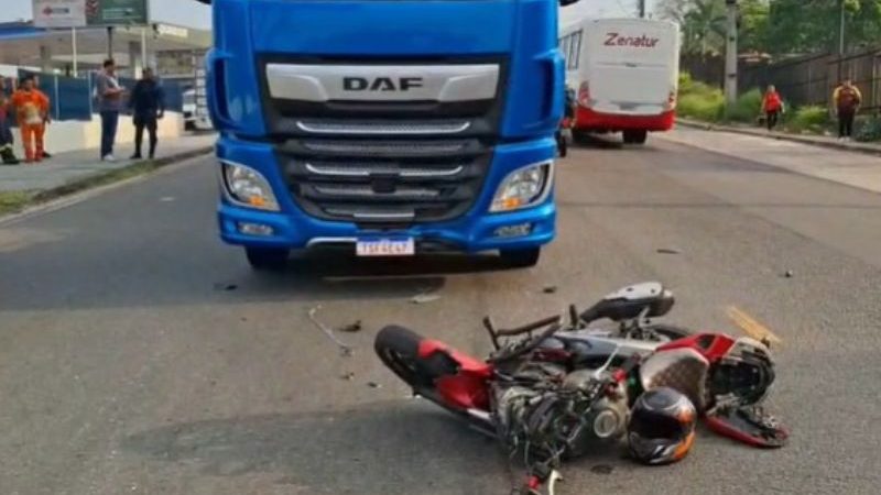 Motociclista morre ao bater de frente em carreta em avenida de Manaus