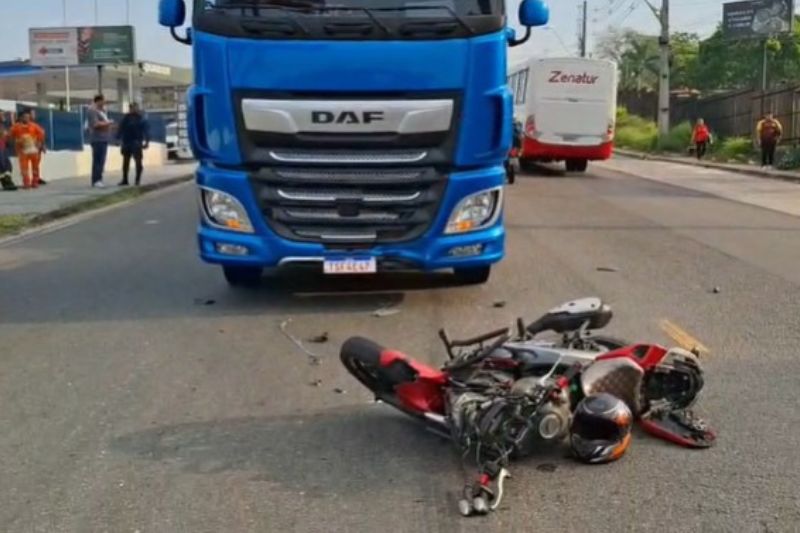 Motociclista morre ao bater de frente em carreta em avenida de Manaus