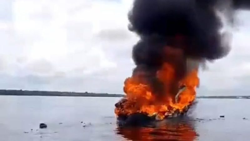 Incêndio em lancha deixa dois turistas feridos em Barcelos (AM)