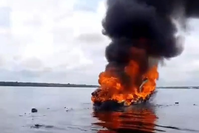 Incêndio em lancha deixa dois turistas feridos em Barcelos (AM)