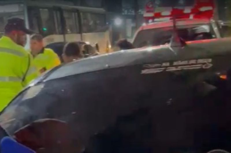 Motorista provoca batida do carro para escapar de criminosos em Manaus