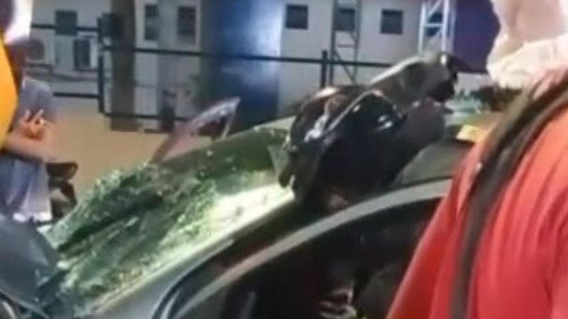 Carro bate em mureta de viaduto e três ficam feridos em Manaus