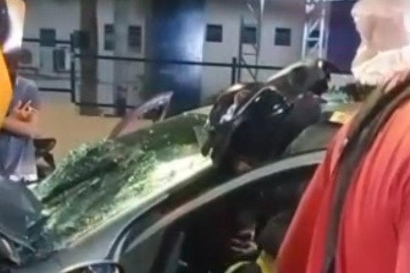 Carro bate em mureta de viaduto e três ficam feridos em Manaus