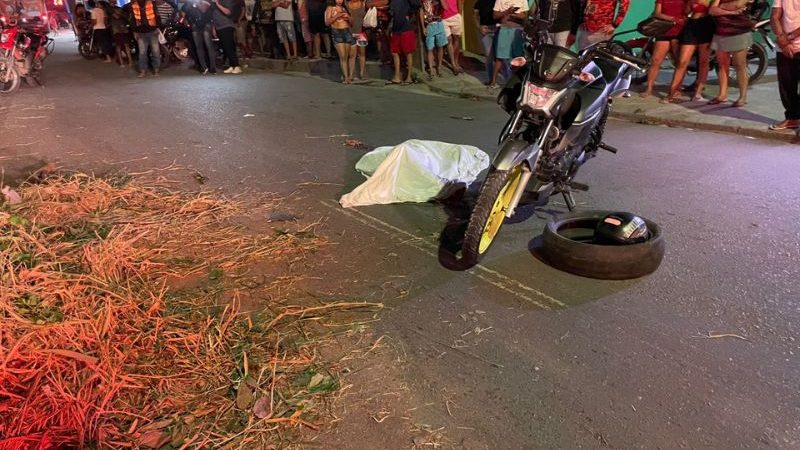 Filha cai da garupa de moto pilotada pelo pai e morre atropelada