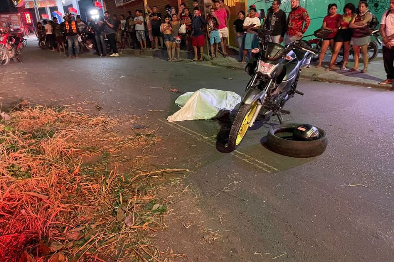 Filha cai da garupa de moto pilotada pelo pai e morre atropelada