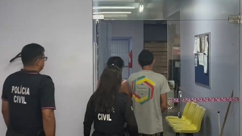 Padrasto é preso por estupro contra enteada, que contraiu HIV; mãe também foi detida