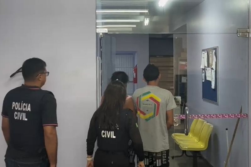 Padrasto é preso por estupro contra enteada, que contraiu HIV; mãe também foi detida
