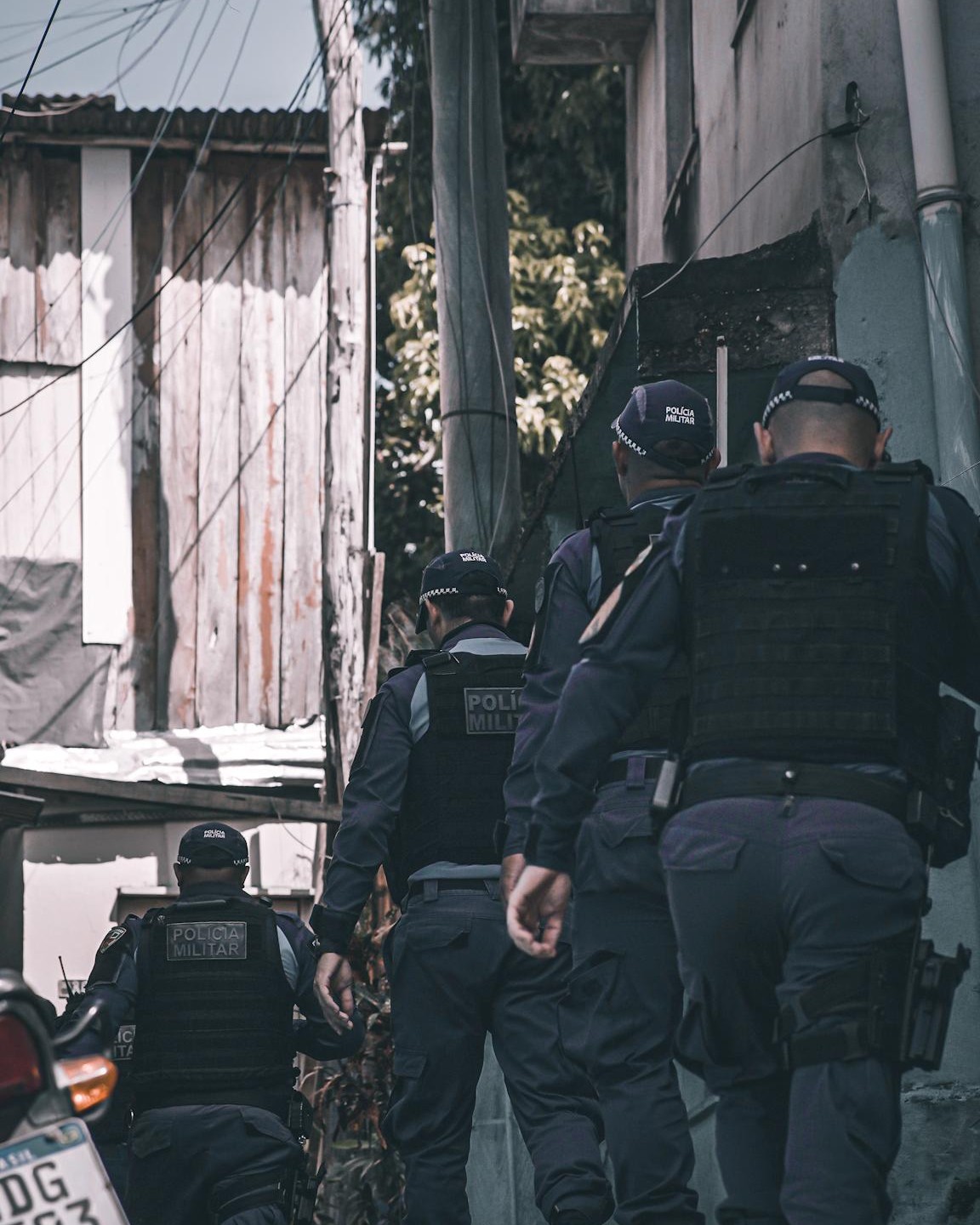 Polícia Militar do Amazonas captura foragido da Justiça durante abordagem policial, em via pública