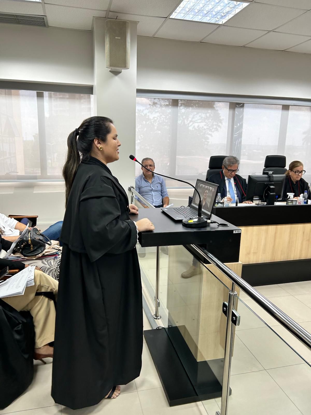 Trajetória de egressa da UEA: advogada com deficiência visual defende sustentação oral e conquista reforma de sentença