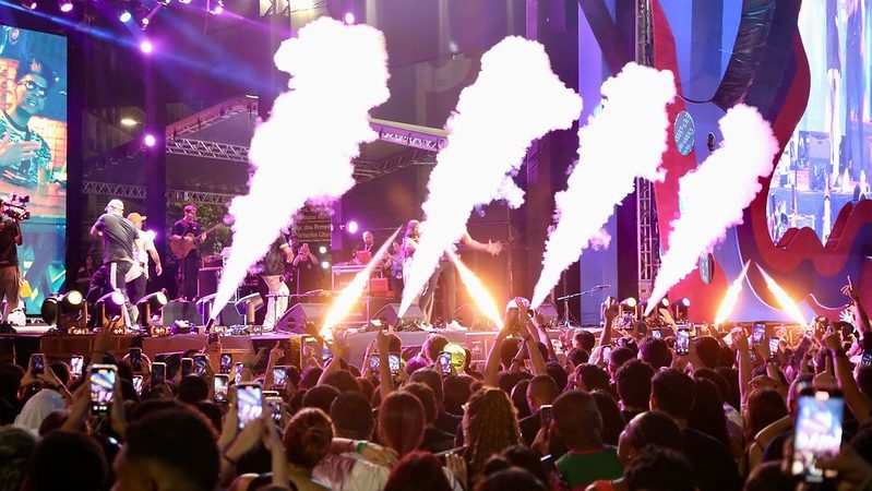 Segundo dia do #SouManaus 2025 com intensa movimentação no palco Alfândega com canções de Poesia Acústica e Xamã