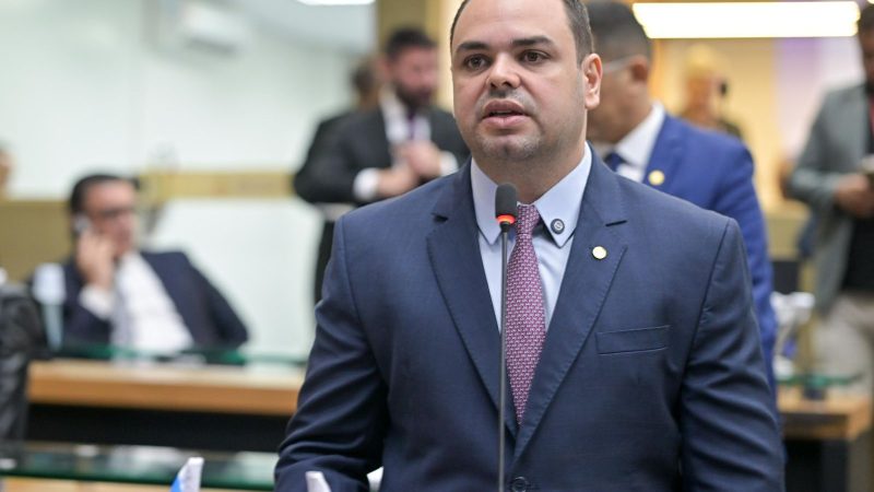 Roberto Cidade propõe aviso eletrônico via celular sobre remoção de veículos em estacionamento irregular