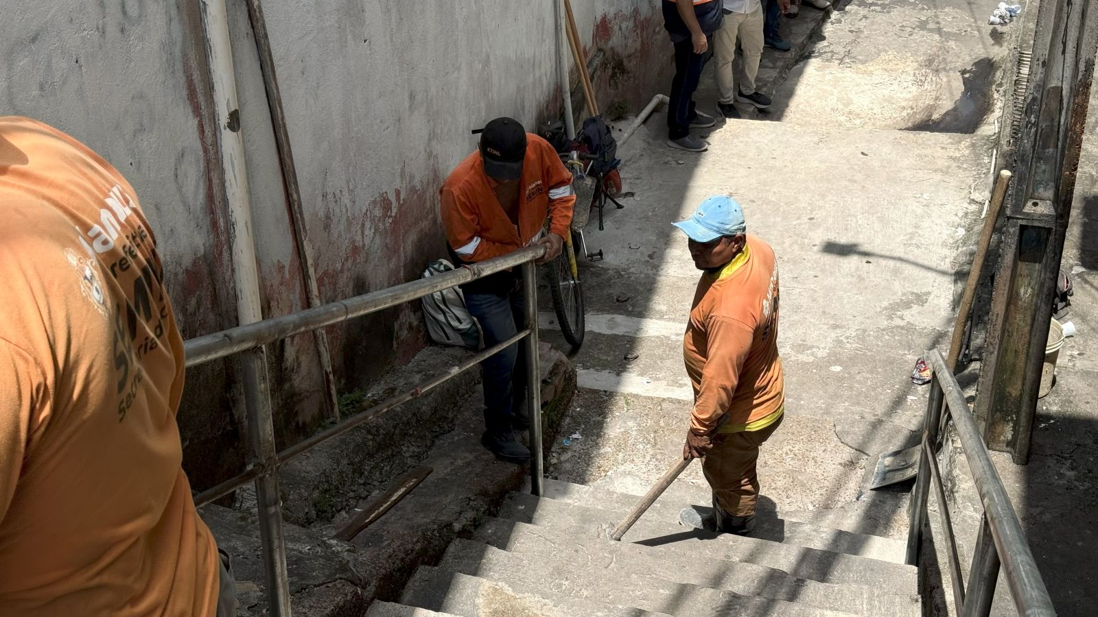 Prefeitura de Manaus instala corrimão e reforça segurança em escadaria no bairro Dom Pedro