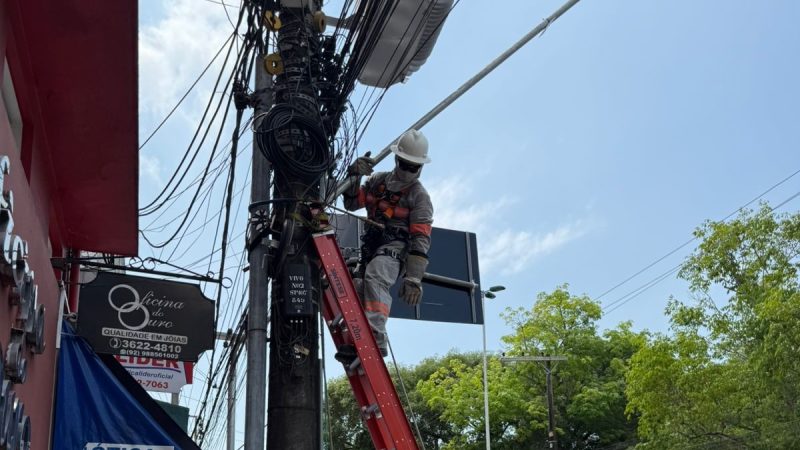Prefeitura intensifica retirada de fios e cabos e passa de 5,2 toneladas de material removido de postes do Centro