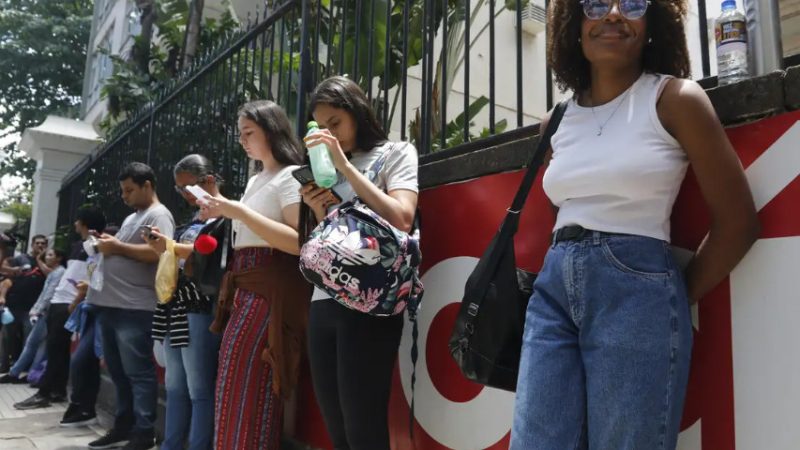 Com 14,9% de desemprego entre jovens, estudantes lidam com pressão profissional