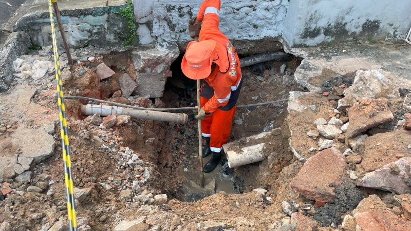Ação emergencial da prefeitura substitui tubulações danificadas e orienta moradores sobre uso correto da rede de drenagem