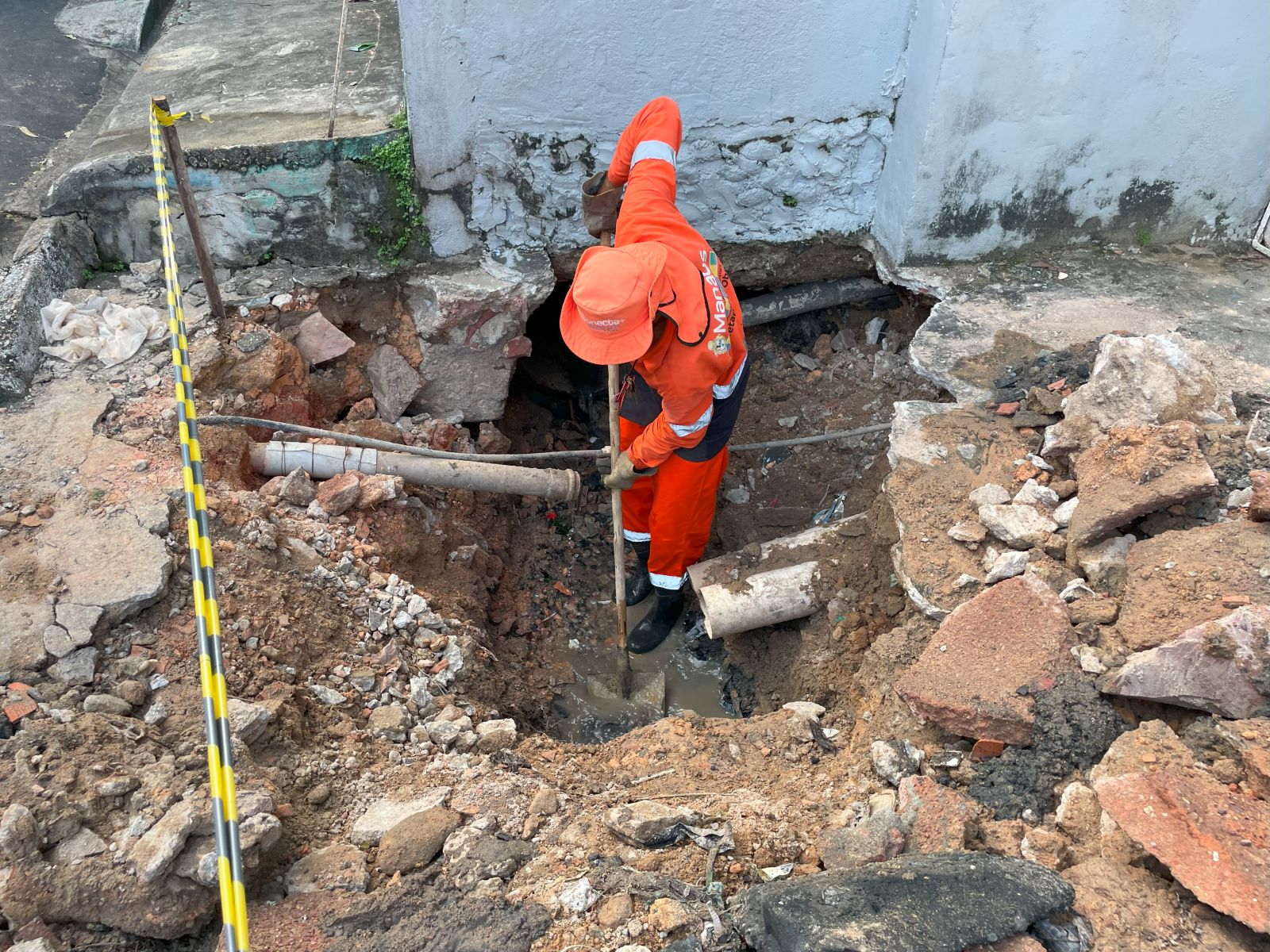 Ação emergencial da prefeitura substitui tubulações danificadas e orienta moradores sobre uso correto da rede de drenagem