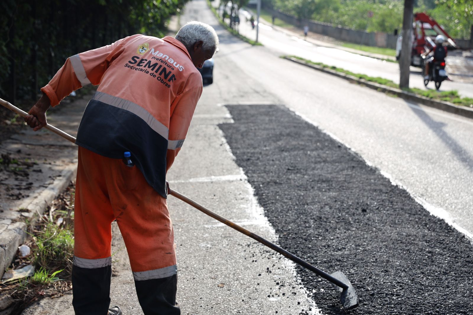 Prefeitura de Manaus reforça mobilidade na avenida Desembargador Paulo Jacob com manutenção asfáltica