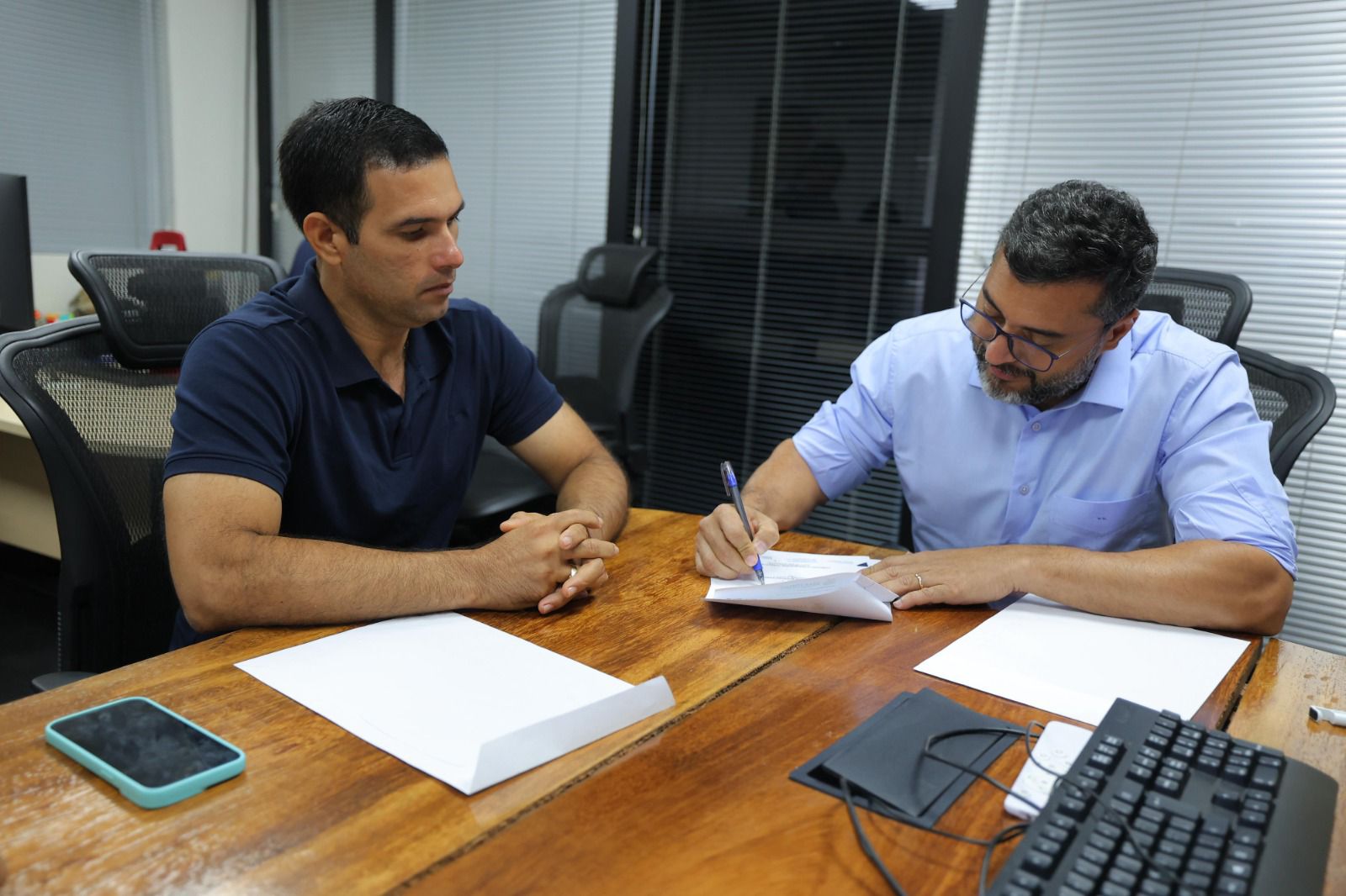 Governador Wilson Lima anuncia pavimentação da estrada de acesso ao porto de Fonte Boa e revitalização de estádio em Japurá