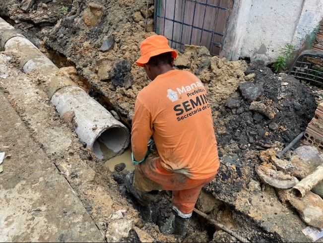 Prefeitura reforça sistema de drenagem em beco do bairro Compensa e garante infraestrutura de qualidade à população