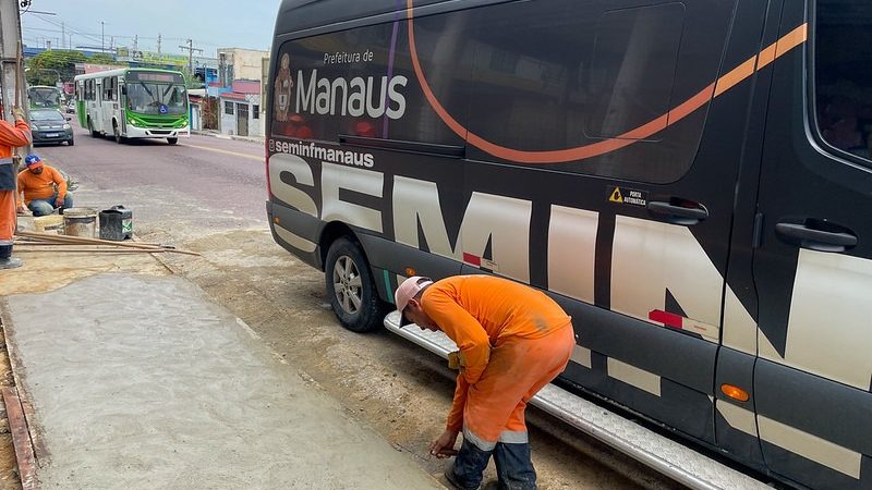 Prefeitura de Manaus reforça rede de drenagem e recupera passeio público na rua Lóris Cordovil, no Alvorada