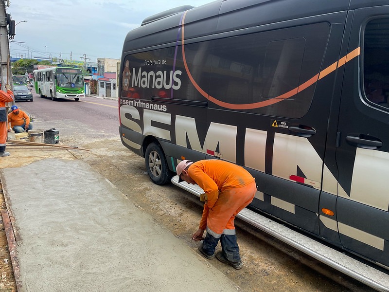 Prefeitura de Manaus reforça rede de drenagem e recupera passeio público na rua Lóris Cordovil, no Alvorada