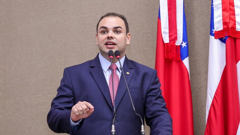 Presidente Roberto Cidade destaca papel da juventude na construção da democracia, durante posse do Parlamento Jovem 2025