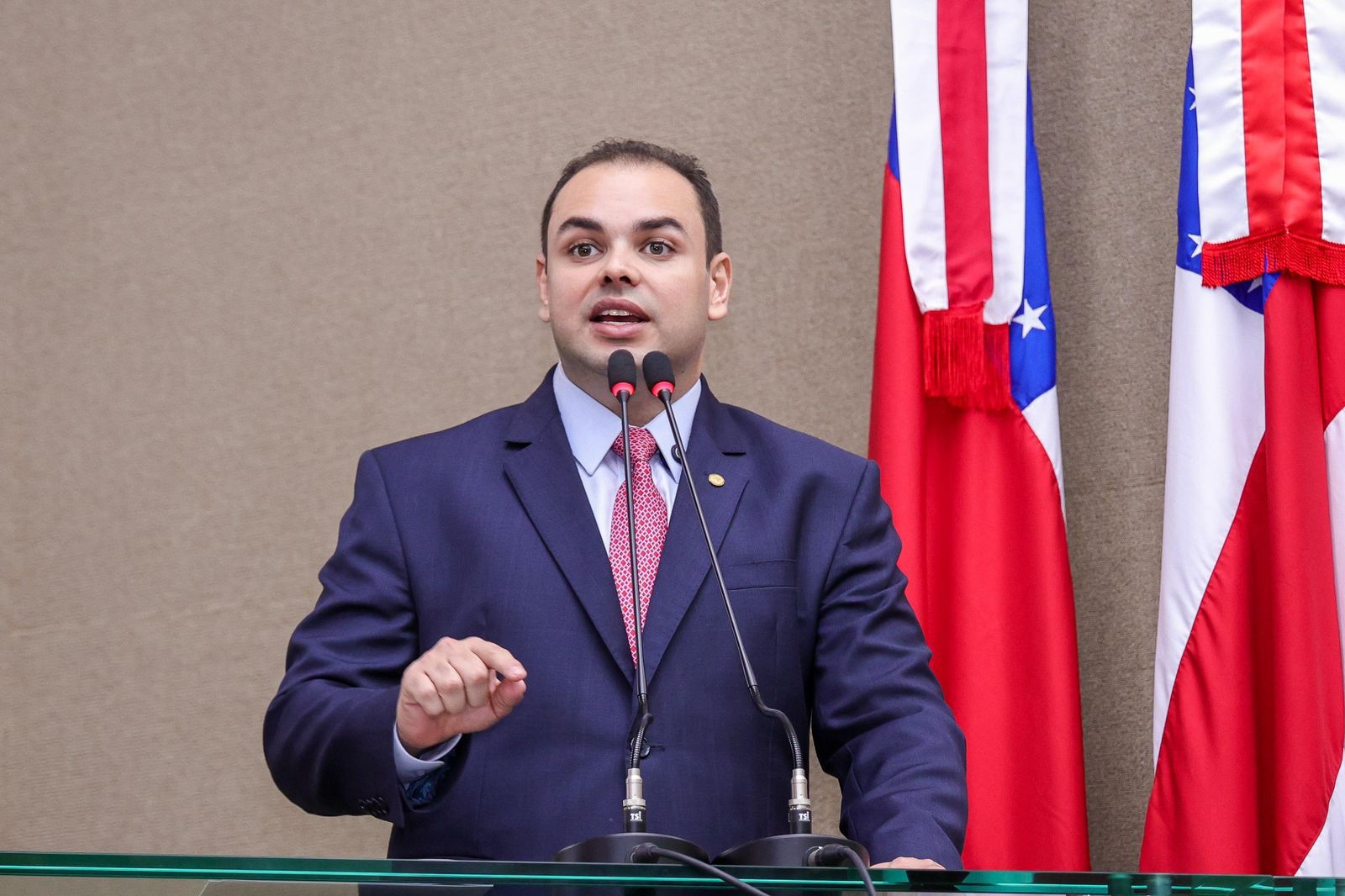 Presidente Roberto Cidade destaca papel da juventude na construção da democracia, durante posse do Parlamento Jovem 2025