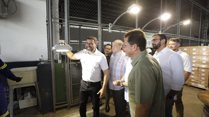 Governador Wilson Lima acompanha envio de luminárias e estado atinge a meta de 100% de cobertura do Ilumina+ Amazonas no interior