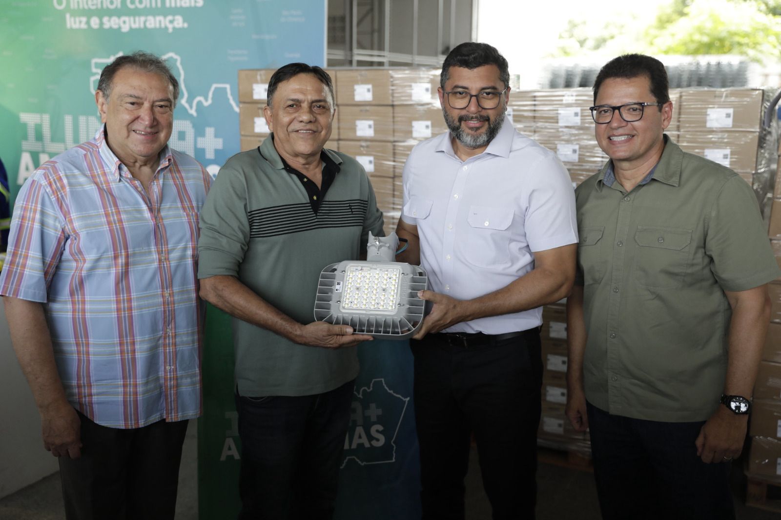 Governador Wilson Lima acompanha envio de luminárias e estado atinge a meta de 100% de cobertura do Ilumina+ Amazonas no interior